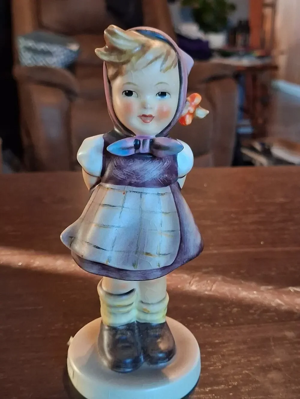 Goebel Hummel Which Hand? 258-1963